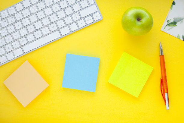 办公室桌子/学生工作场所图片下载