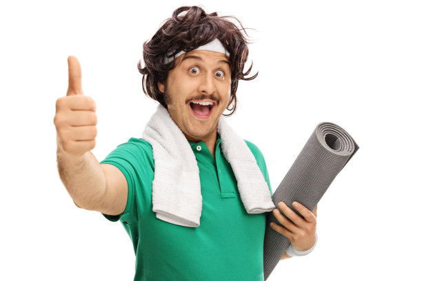 有趣的年轻人拿着运动垫，竖起大拇指图片下载