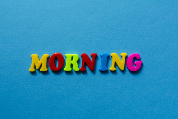 文字早上从塑料彩色字母在蓝色的纸背景图片下载