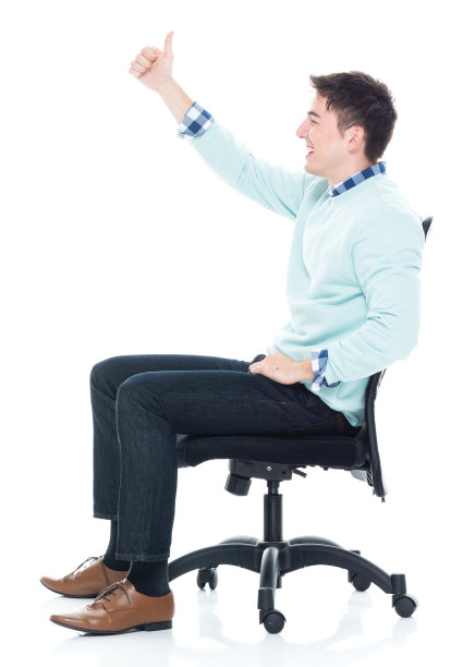 英俊的年轻人愉快地坐着，侧视。图片下载