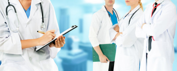 医疗保健的人。在医院办公室或诊所与其他医生、护士和外科医生一起工作的专业医生。医疗技术研究所和医生人员的服务理念。图片下载