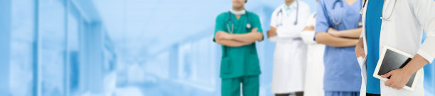 医疗保健的人。在医院办公室或诊所与其他医生、护士和外科医生一起工作的专业医生。医疗技术研究所和医生人员的服务理念。图片下载