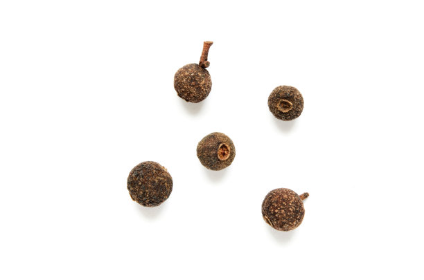 孤立干燥的黑胡椒颗粒，俯视图特写。——图片图片下载