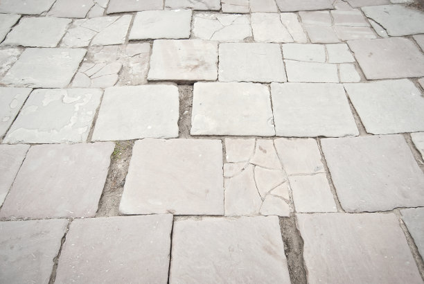 在城市里铺路。更换旧铺路砖。维修。2019年3月，欧洲，乌克兰切尔尼夫茨。图片下载