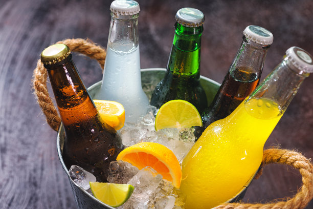 冰桶里各种饮料的冷瓶图片下载