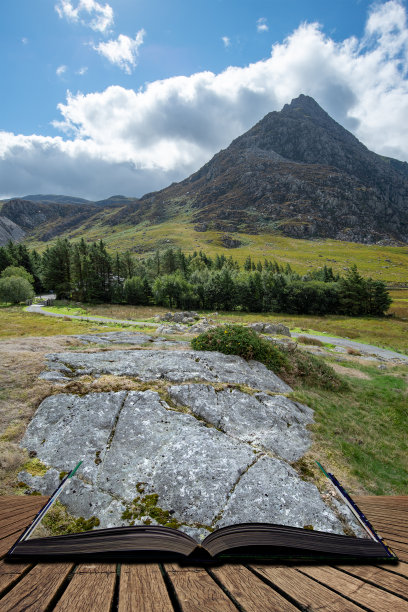 初秋，斯诺登尼亚的Llyn Ogwen周围令人惊叹的乡村风景图片出现在打开的故事书中图片下载