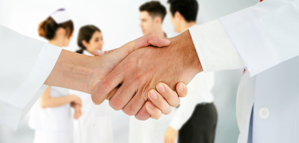 医疗保健的人。在医院办公室或诊所与其他医生、护士和外科医生一起工作的专业医生。医疗技术研究所和医生人员的服务理念。图片下载