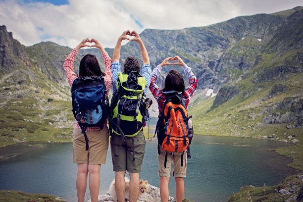 朋友们看美丽的山湖，用手做心图片下载