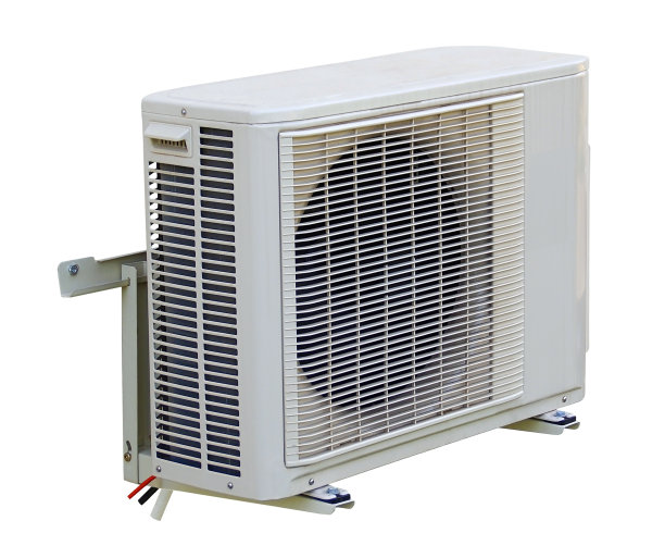 部分在空调机的室外。白色背景。图片下载