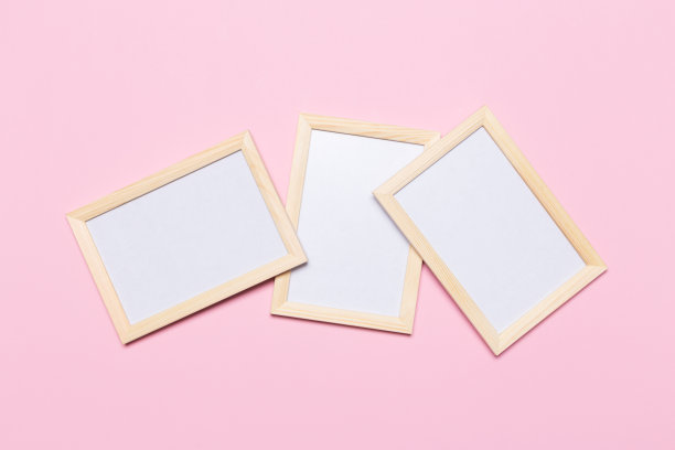 淡粉色背景上的三个斯堪的纳维亚空白边框图片下载