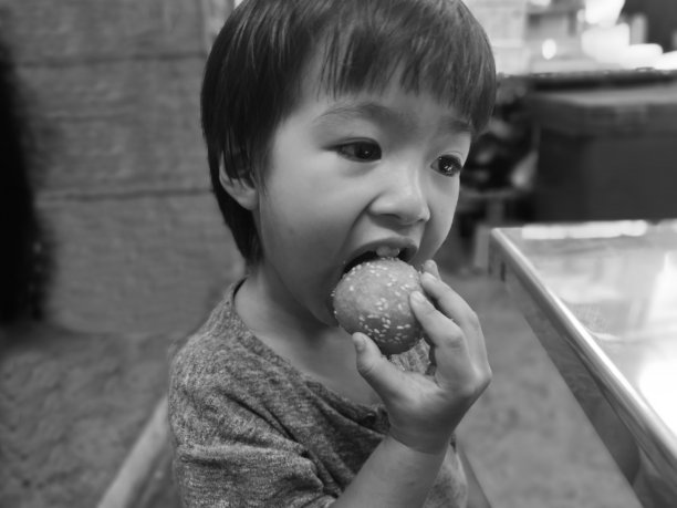 男孩正在吃东西。图片下载