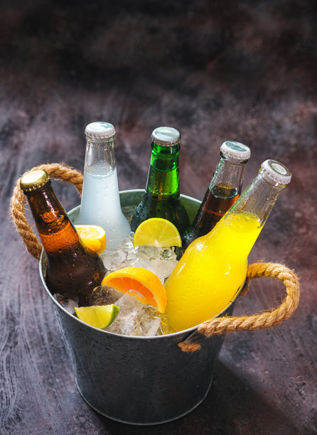 冰桶里各种饮料的冷瓶图片下载