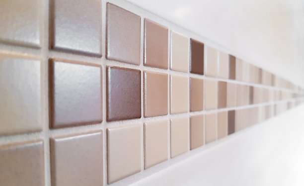 近景的现代马赛克瓷砖在墙上-选择的焦点-狭窄的景深的领域图片下载