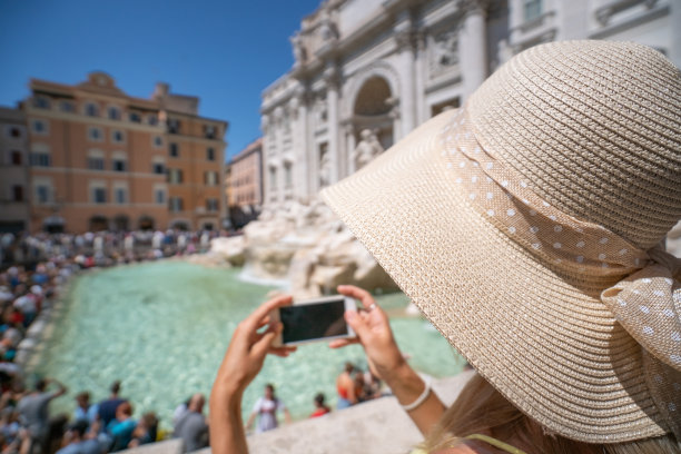 游客用智能手机拍摄罗马的许愿池图片下载