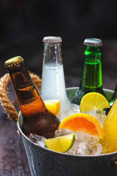 冰桶里各种饮料的冷瓶图片下载