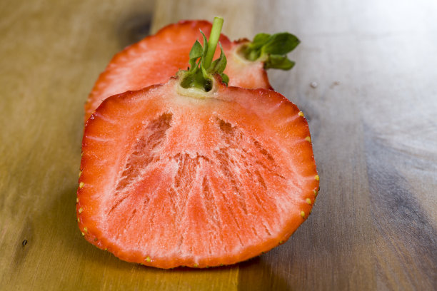 把多汁的草莓切成两半图片下载