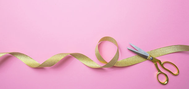 金剪刀和金丝带，粉色背景，旗帜图片下载