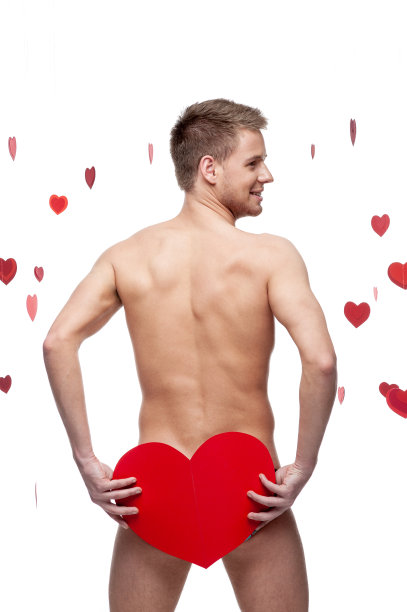 年轻开朗的女商人，身穿黑色套装，手捧红心图片下载