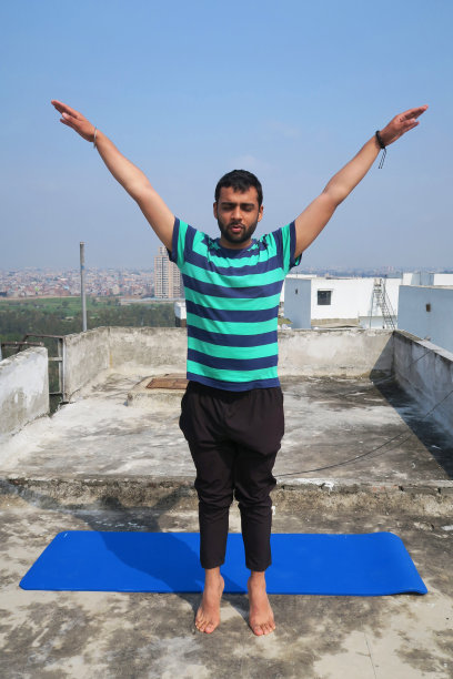印度男子在屋顶上练习山瑜伽(山式)的照片，德里，印度图片下载