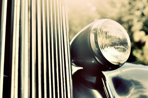 老爷车的头灯和散热器格栅细节。健美的形象。图片下载