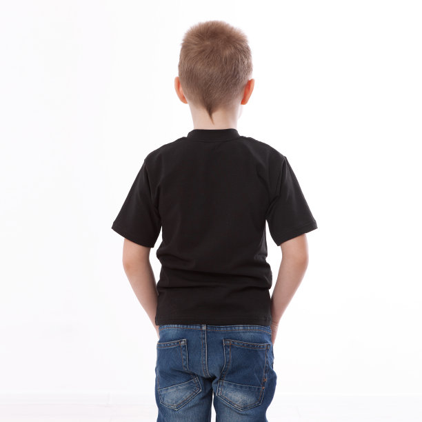 t恤设计与人的概念——年轻人近距离穿着黑色的空白t恤，衬衫前后隔离。图片下载