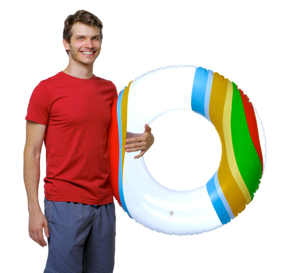 前面的人在短裤与充气圈。图片下载