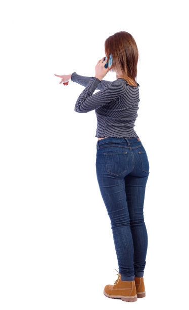 后视图的指向年轻女性谈论手机。图片下载