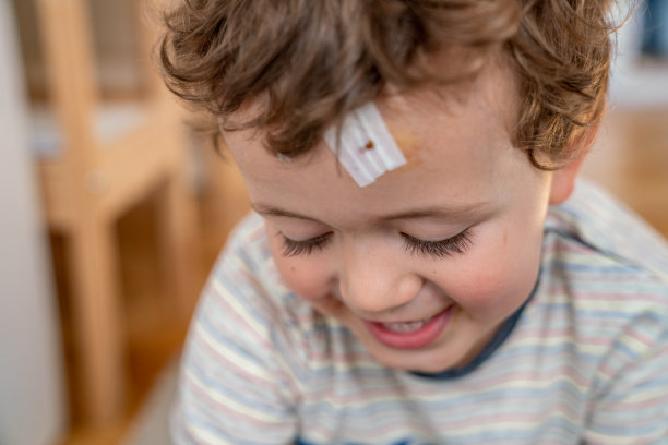 男孩头部受伤图片下载