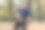 年轻有吸引力的性感男子与深色卷发站在森林手锯。休闲装，白色耳机，耳环。户外，美丽的秋日背景，金色的树叶。幽默,有趣的图片图片下载