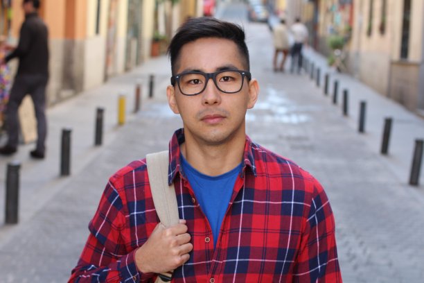 城市里的一个严肃的人图片下载