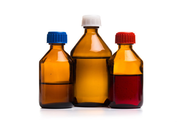 白色背景上的一组医用玻璃瓶-图像图片下载