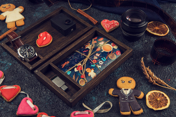 木制的照片盒与照片为情人节或婚礼图片下载