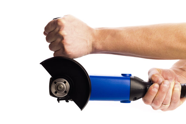 角磨床在人的双手孤立在一个白色的背景-图像图片下载