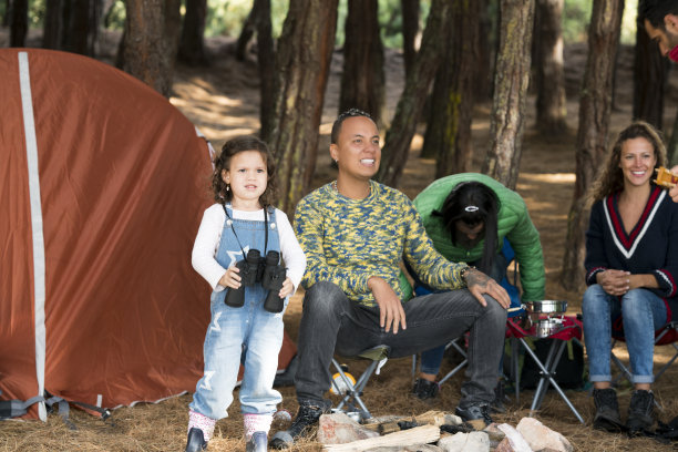 一群朋友在露营图片下载