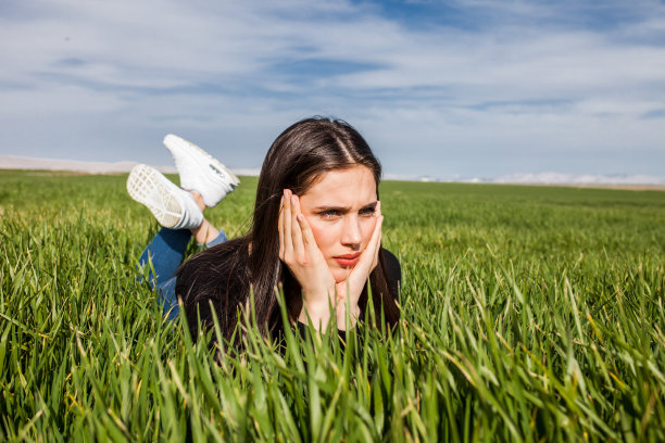 户外女模特照片拍摄在春天图片下载