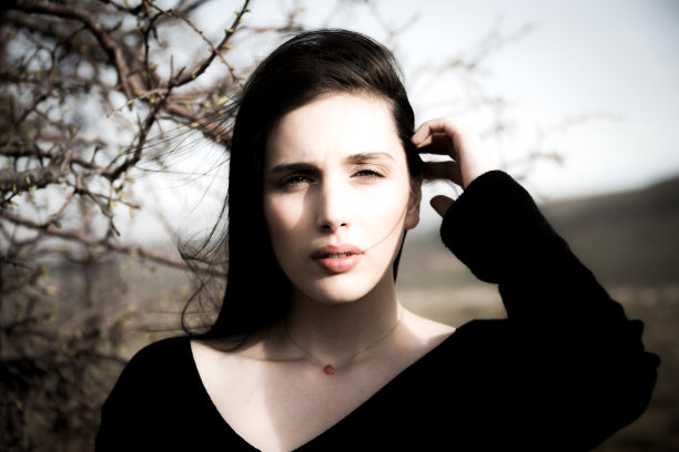 户外女模特照片拍摄在春天图片下载