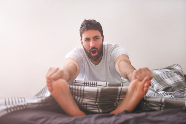 带着手机早早起床图片下载