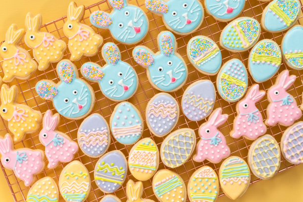 复活节糖饼干装饰不同颜色的皇家糖霜。图片下载