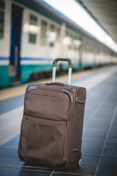 火车站站台上的行李箱图片下载