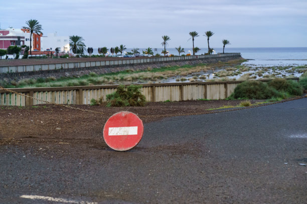 阿利纳加镇和大西洋在风的日落图片下载