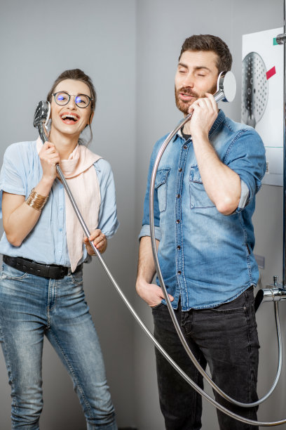 夫妇选择淋浴龙头在商店图片下载