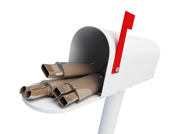 运送汽车货物，汽车消声器邮寄回家消声器上的白色背景3D插图图片下载