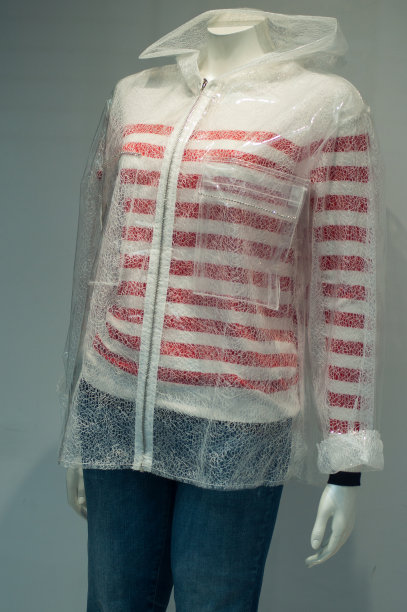 透明雨衣在时装店的女装陈列室图片下载