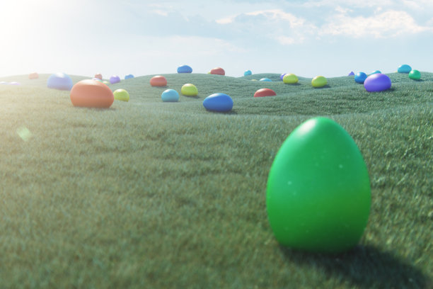 在一个阳光明媚的日子里，蓝色的天空衬托着草地上五颜六色的鸡蛋。复活节彩蛋彩绘在草地、草坪上。概念:在星期天寻找复活节彩蛋。复活节象征节日在四月。3D插图图片下载