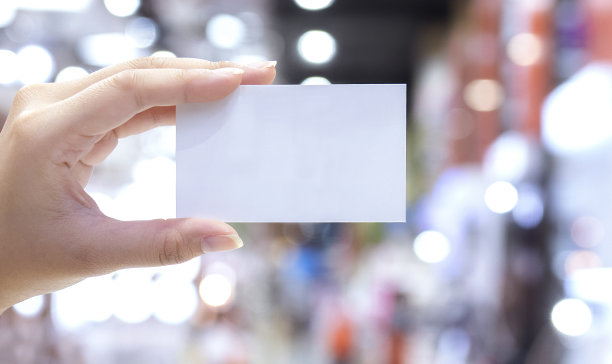 女人手拿名片图片下载