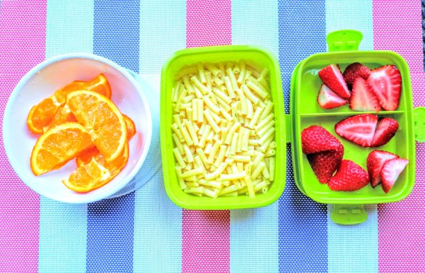 家庭风格学校午餐-为孩子们的健康午餐-通心粉&奶酪和水果片图片下载