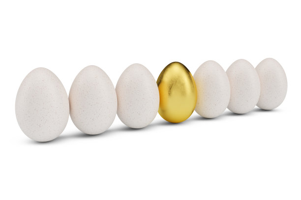 金蛋绕着白蛋排成一排。金蛋的特写镜头。金蛋是财富，奢侈的象征。蛋作为复活节、节日、周末的象征，3D插画图片下载