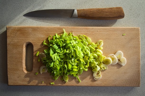 切好的新鲜韭菜放在砧板上图片下载