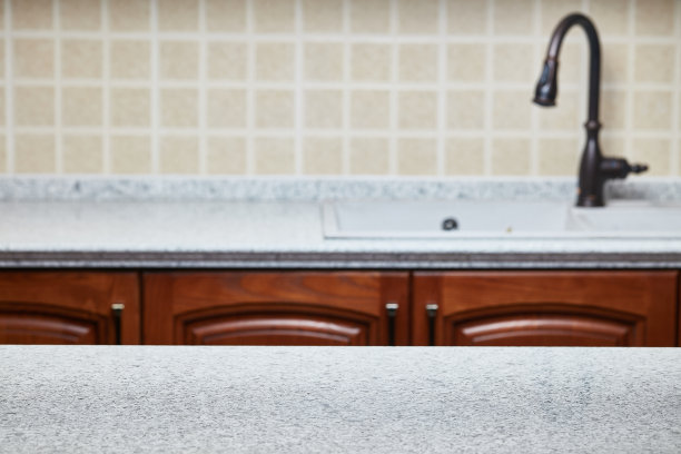 桌面和模糊的内部背景。咖啡馆,现代。图片下载