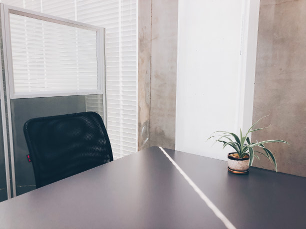 工厂的技术和配件概念从一组办公椅和桌子保持和清洁准备重要会议与板和隔断背景图片下载